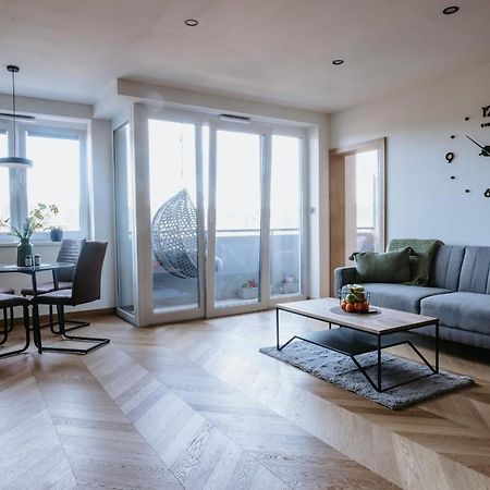 Minimalist Design Penthouse - Kosice Old Town Apartment Luaran gambar