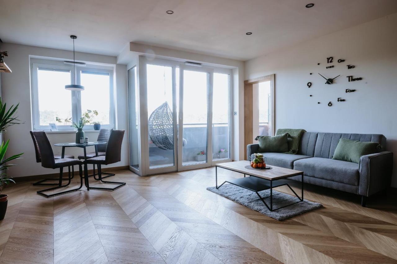 Minimalist Design Penthouse - Kosice Old Town Apartment Luaran gambar