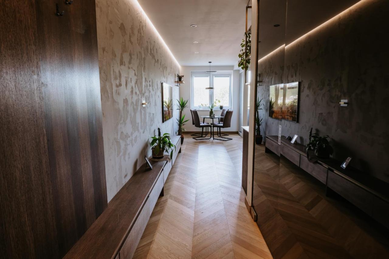 Minimalist Design Penthouse - Kosice Old Town Apartment Luaran gambar