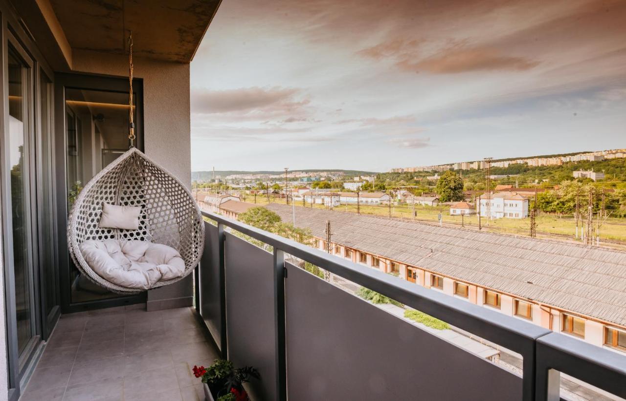Minimalist Design Penthouse - Kosice Old Town Apartment Luaran gambar