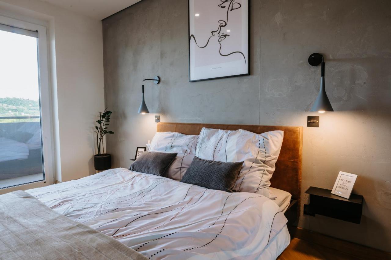 Minimalist Design Penthouse - Kosice Old Town Apartment Luaran gambar