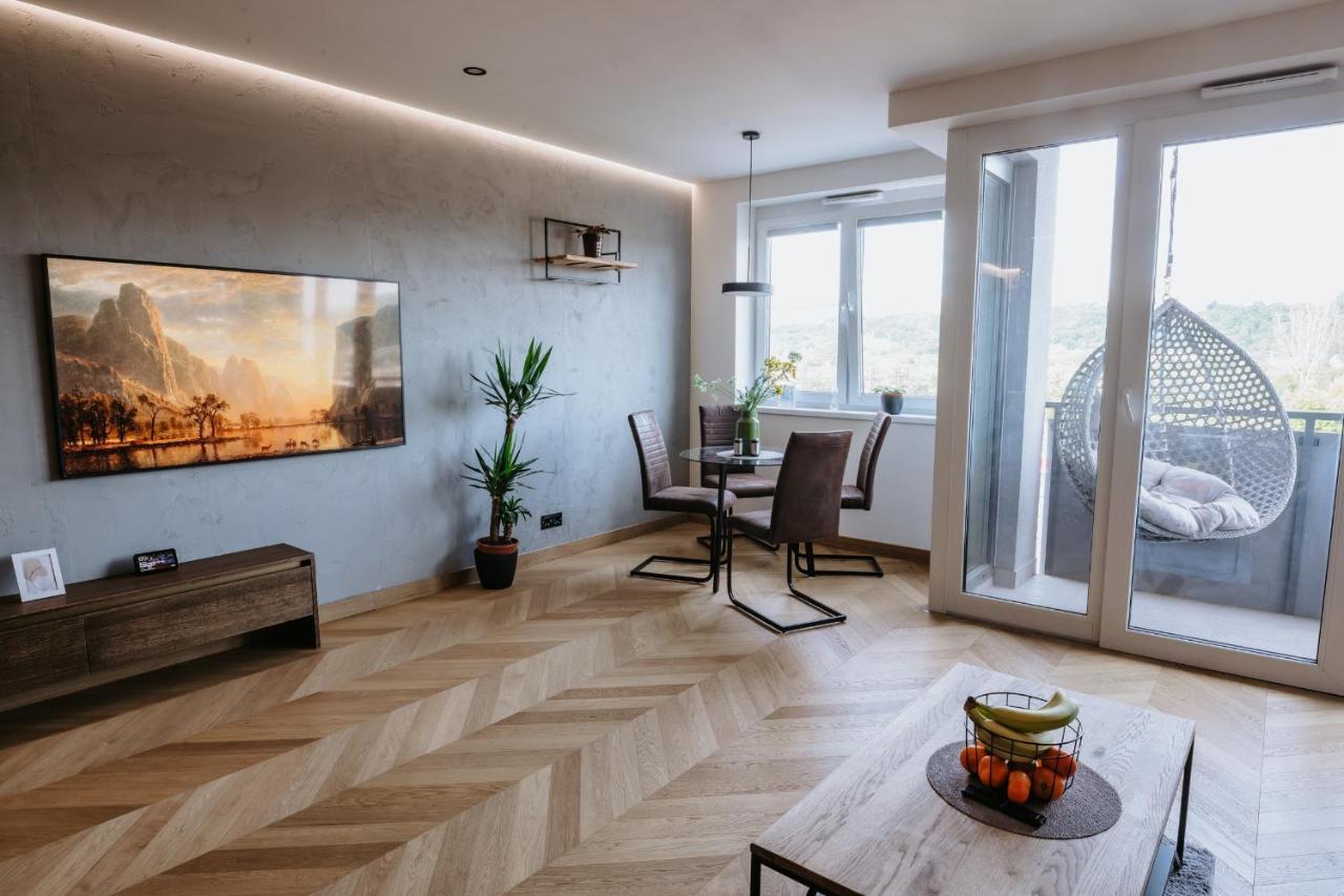 Minimalist Design Penthouse - Kosice Old Town Apartment Luaran gambar