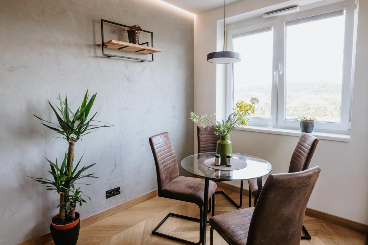 Minimalist Design Penthouse - Kosice Old Town Apartment Luaran gambar