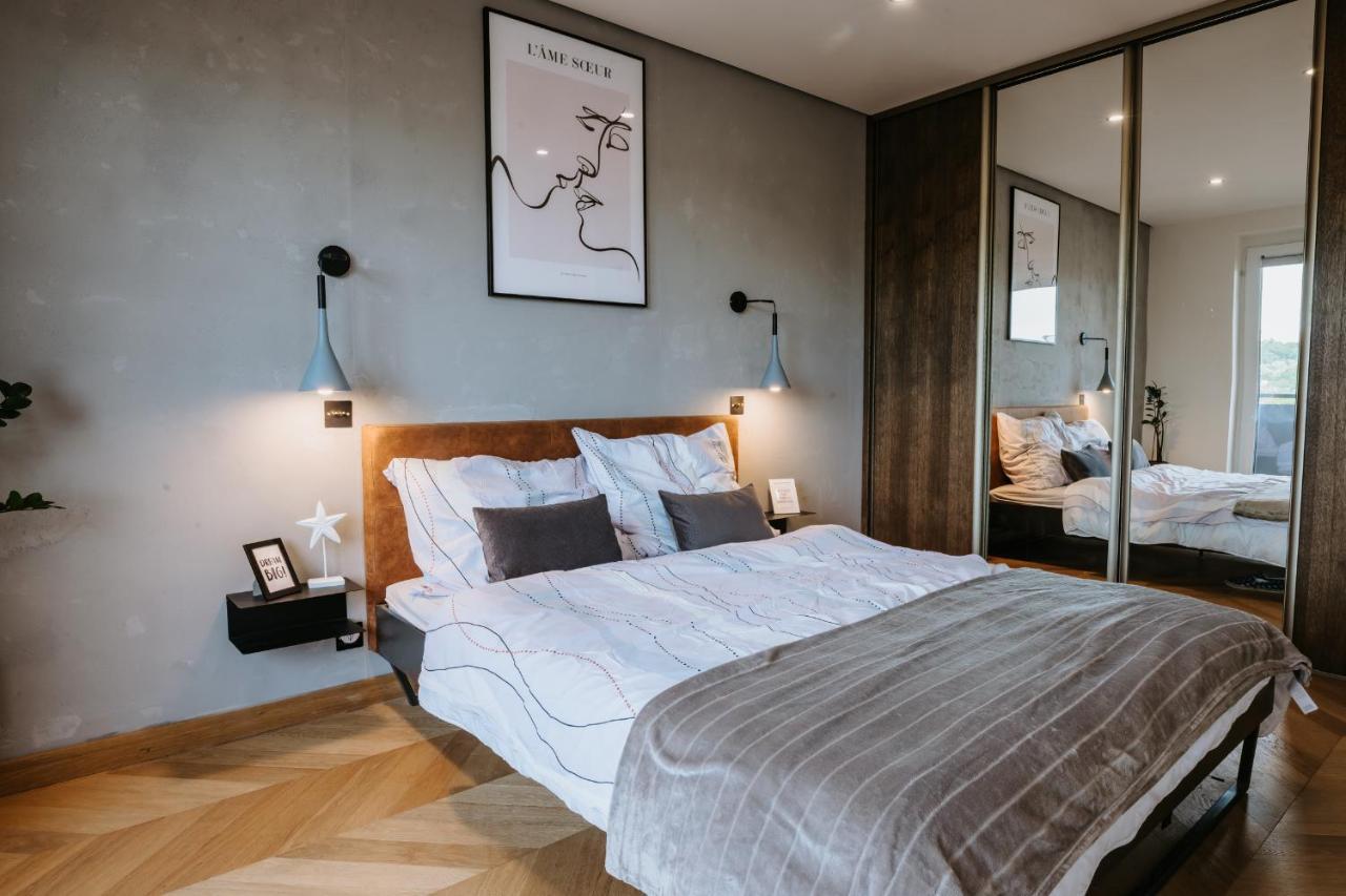 Minimalist Design Penthouse - Kosice Old Town Apartment Luaran gambar