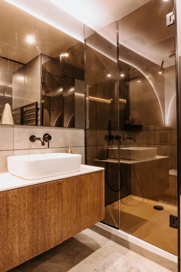 Minimalist Design Penthouse - Kosice Old Town Apartment Luaran gambar