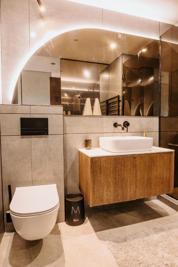 Minimalist Design Penthouse - Kosice Old Town Apartment Luaran gambar